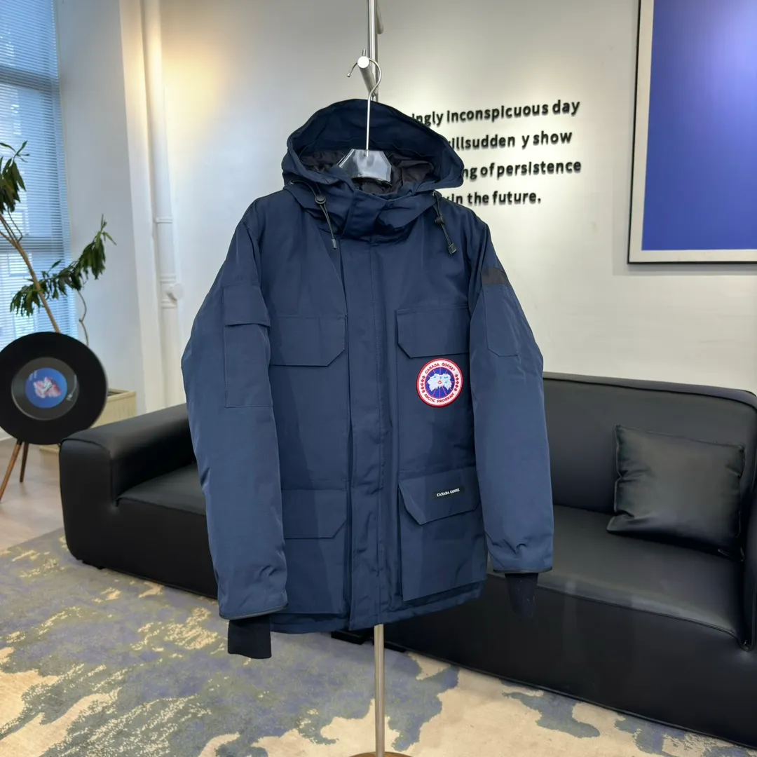 P800 Canada Goose "Canada Goose"🇨🇦 Beichen White / 08 Expedition Parka 4660M Product color: black, off-white, red, sand pink, sky blue, graphite gray, Beichen white, navy blue, sky blue, gray camouflage gray black label Product size: XS, S, M, L, XL, XXL The Expedition was originally a parka designed for scientists at the McMurdo Research Station in Antarctica. Whether your next journey takes you into the frozen urban jungle or across uncharted ice fields, wear Canada Goose's Expedition Parka and get proven results year after year in Antarctica by the National Science Foundation's Center for Polar Research.  Material list: 1⃣ Uses Y-shaped Velcro imported from Taiwan (exclusive in the market) 2⃣ Uses 18-count polyester-cotton blended fabric imported from South Korea (authentic synchronized fabric) 3⃣ National standard 80% white duck down, (zp uses 80% white duck down/90% of all boasts are fake) 4⃣ Western Canadian coyote hair (non-market dyed fox hair filled with wolf hair) Material analysis characteristics: 1⃣ The original/polyester-cotton fabric has a high polyester fiber content, and the polyester-cotton fabric has high heat and light resistance and good stability. It has bright colors, high fiber strength, durability, light resistance, heat resistance, and straightness. 2⃣ As we all know, the original version uses 80% white duck down. The fill power refers to the cubic inches of volume occupied by each ounce (30 grams) of down under certain conditions. If one ounce of down occupies 500 cubic inches, the fill power of the down is 500. So we can simply understand it as: fill power is the volume of down, and the volume of down is fill power. The higher the fill power of down, it means that under the same filling amount, down can fix a larger volume of air layer to keep warm and insulate, so the warmth retention of down is better. 3⃣ Western Canadian coyote hair, "large range of selected neck hair" is soft and fluffy, each wolf hair is 60-63 long / 14-16 wide at the peak, this width + preferred parts. It is basically unmatched by the same industry